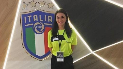 Spinte e calci a fine gara: arbitra chiama la polizia. Portata via dopo le offese