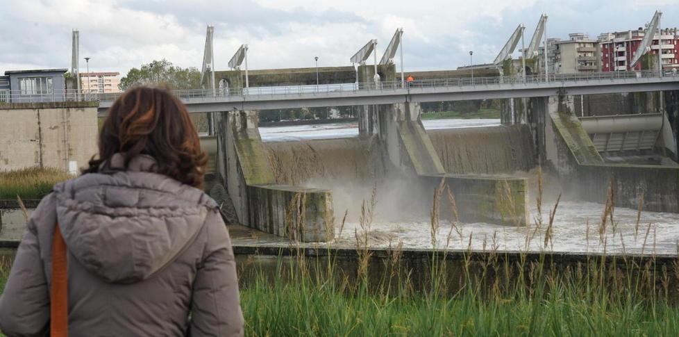Arno, Scolmatore decisivo contro la piena. Ma gli argini sono da ricostruire