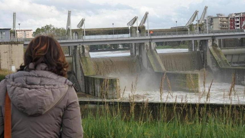 Arno, Scolmatore decisivo contro la piena. Ma gli argini sono da ricostruire