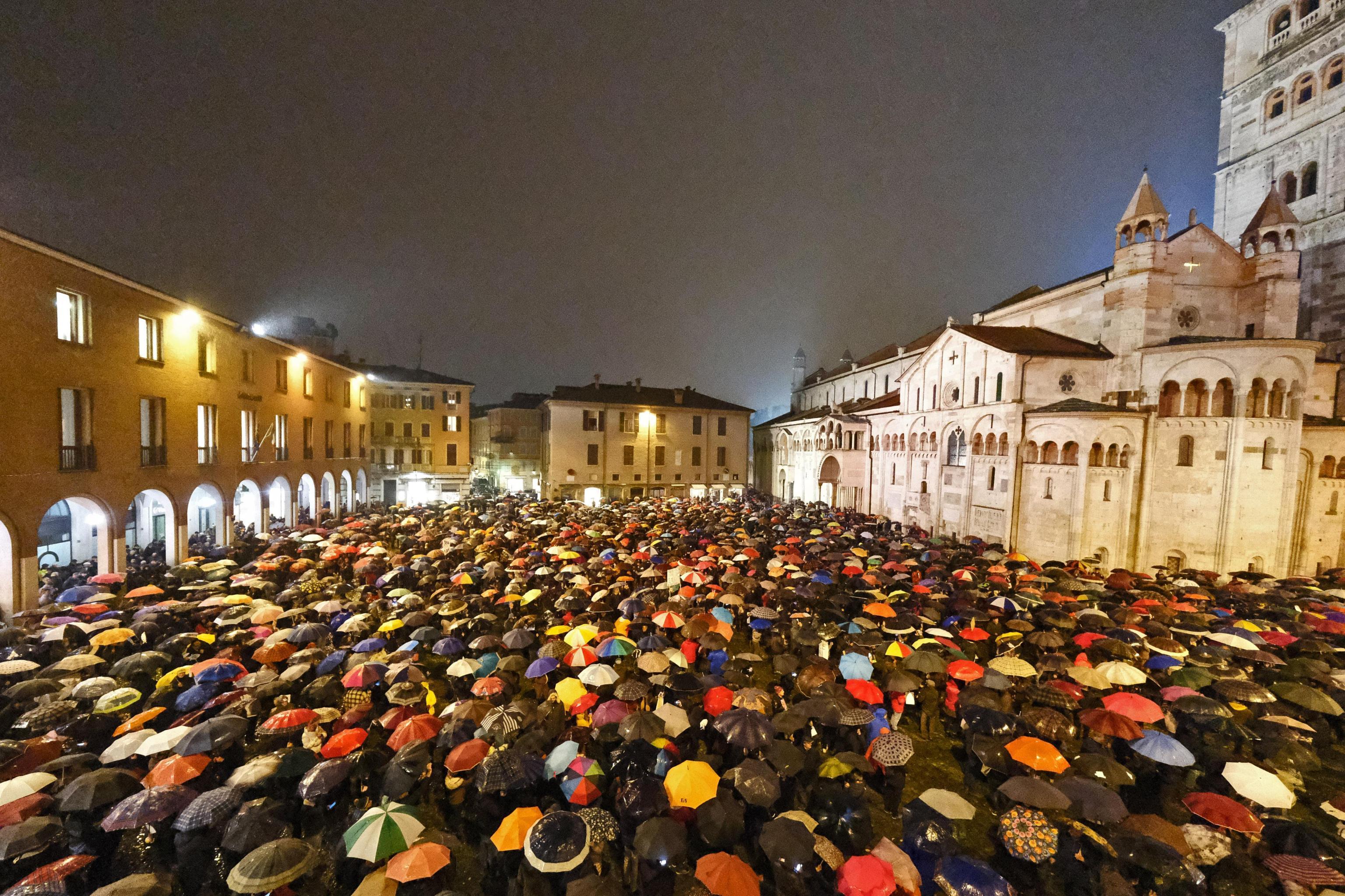 La protesta delle sardine a Modena