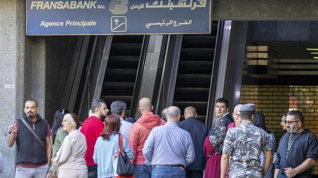 Libano: banche introducono restrizioni