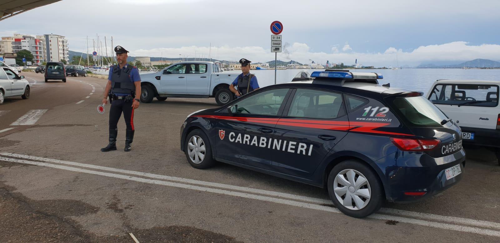 Olbia, droga e un coltello addosso: denunciato un giovane