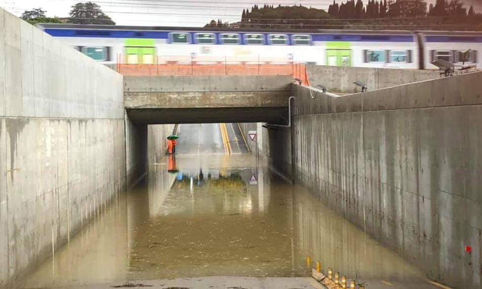 Sottopasso di Spazzavento sott’acqua. Tomasi attacca le Fs: «È inammissibile» 