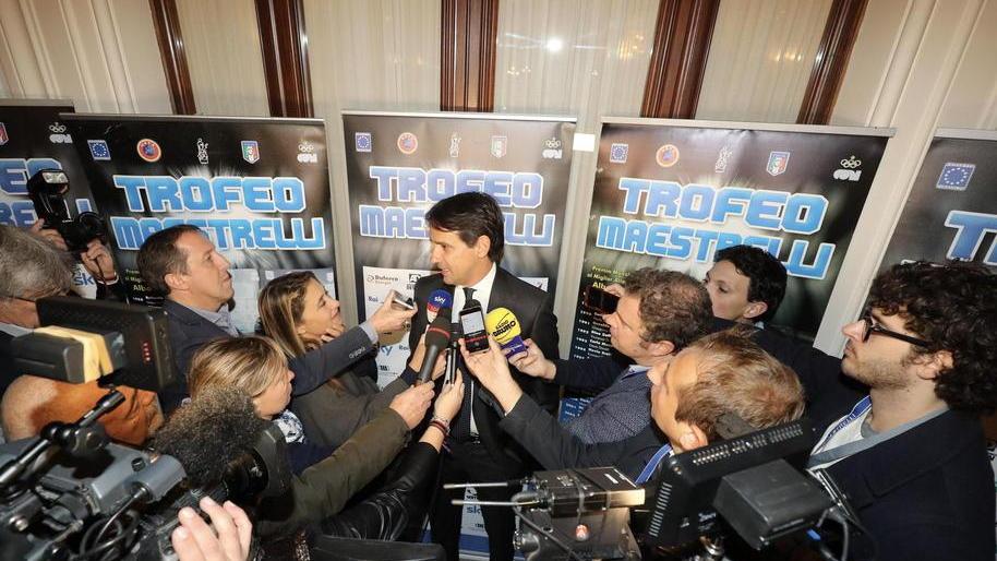 Simone Inzaghi preso d’assalto dai cronisti al suo arrivo al Grand Hotel & la Pace di Montecatini per ritirare il premio Maestrelli