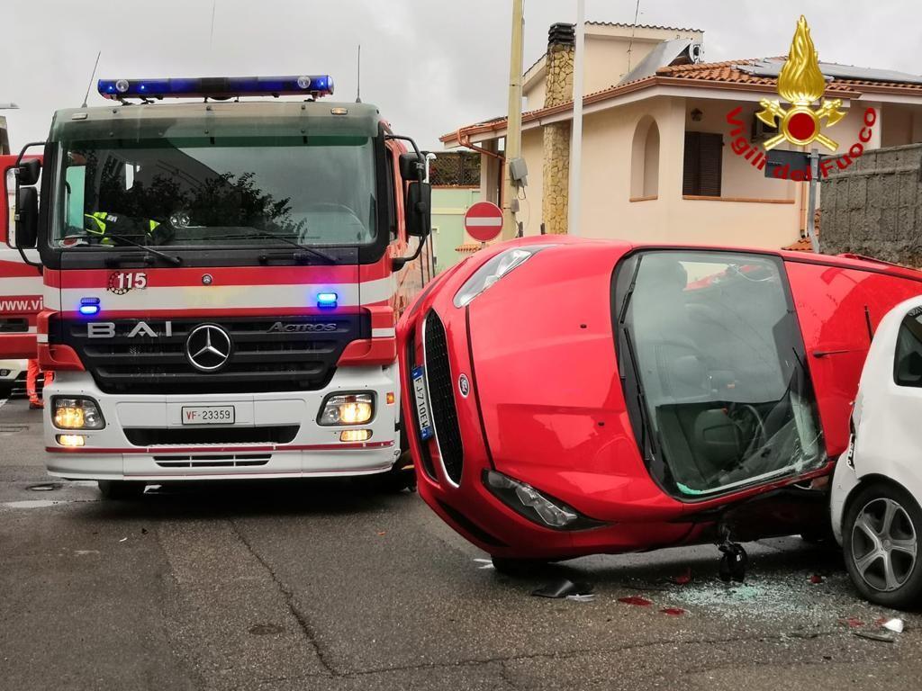 L'auto ribaltata tra via Bellavista e via dei Giunchi (foto Mario Rosas)