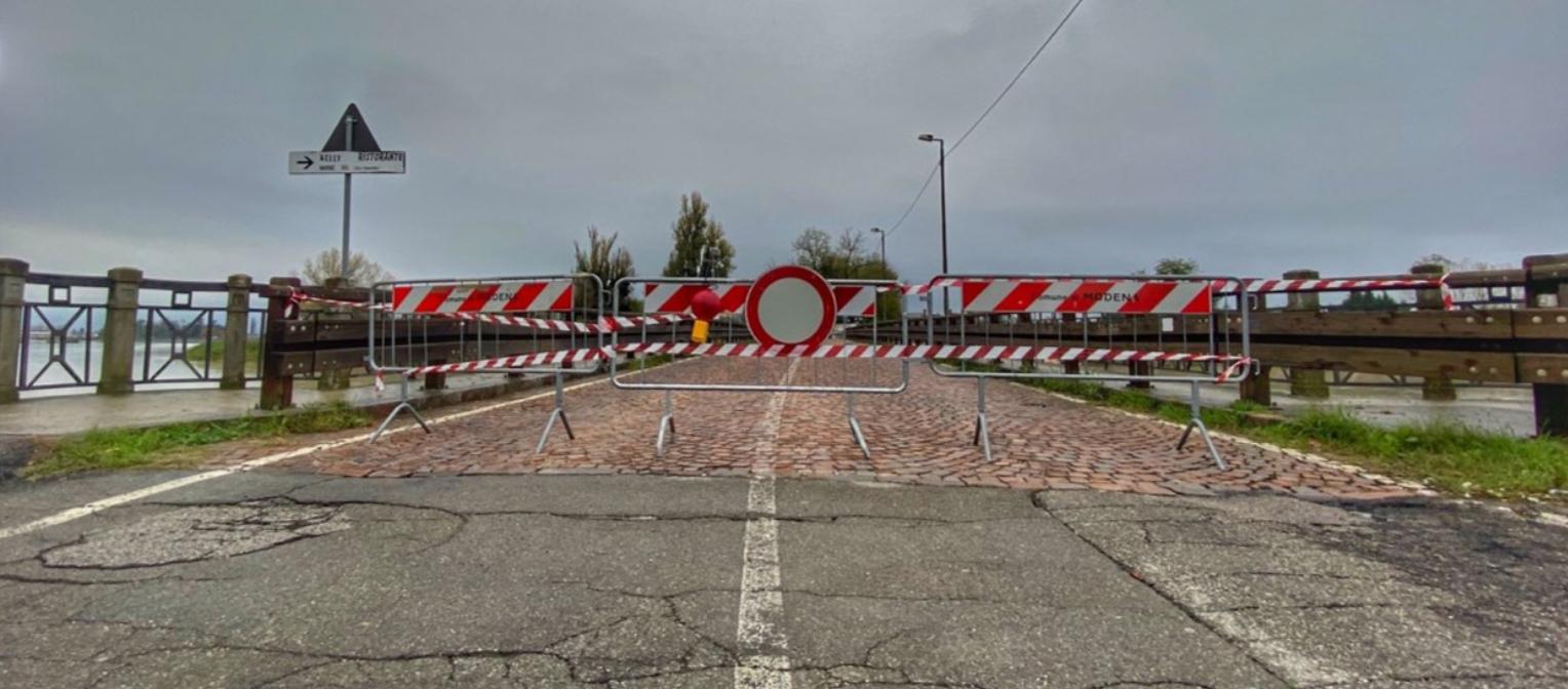 Allerta meteo rossa per la Bassa. Chiusi i ponti a Modena. Fossalta, via Emilia chiusa nella notte. Viabilità pesante  in Appennino  