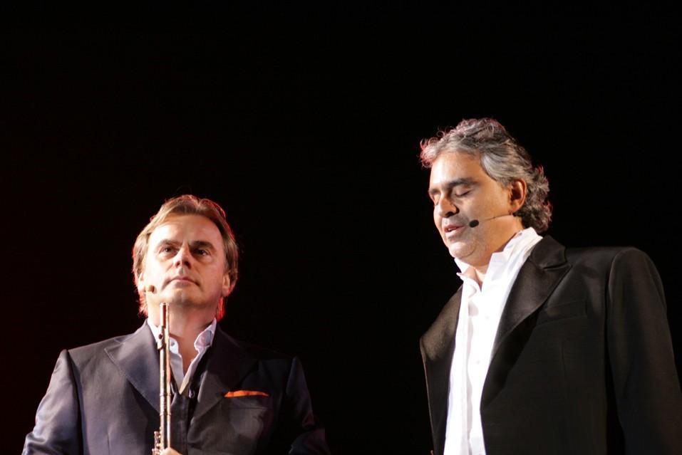 Reggio Emilia, PalaBigi blindato per il concerto evento di Griminelli: una parata di stelle con Sting, Zucchero e Bocelli