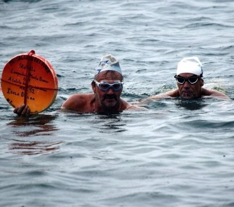 La nuotata interminabile dei Messaggeri del Mare a difesa dei piccoli ospedali 