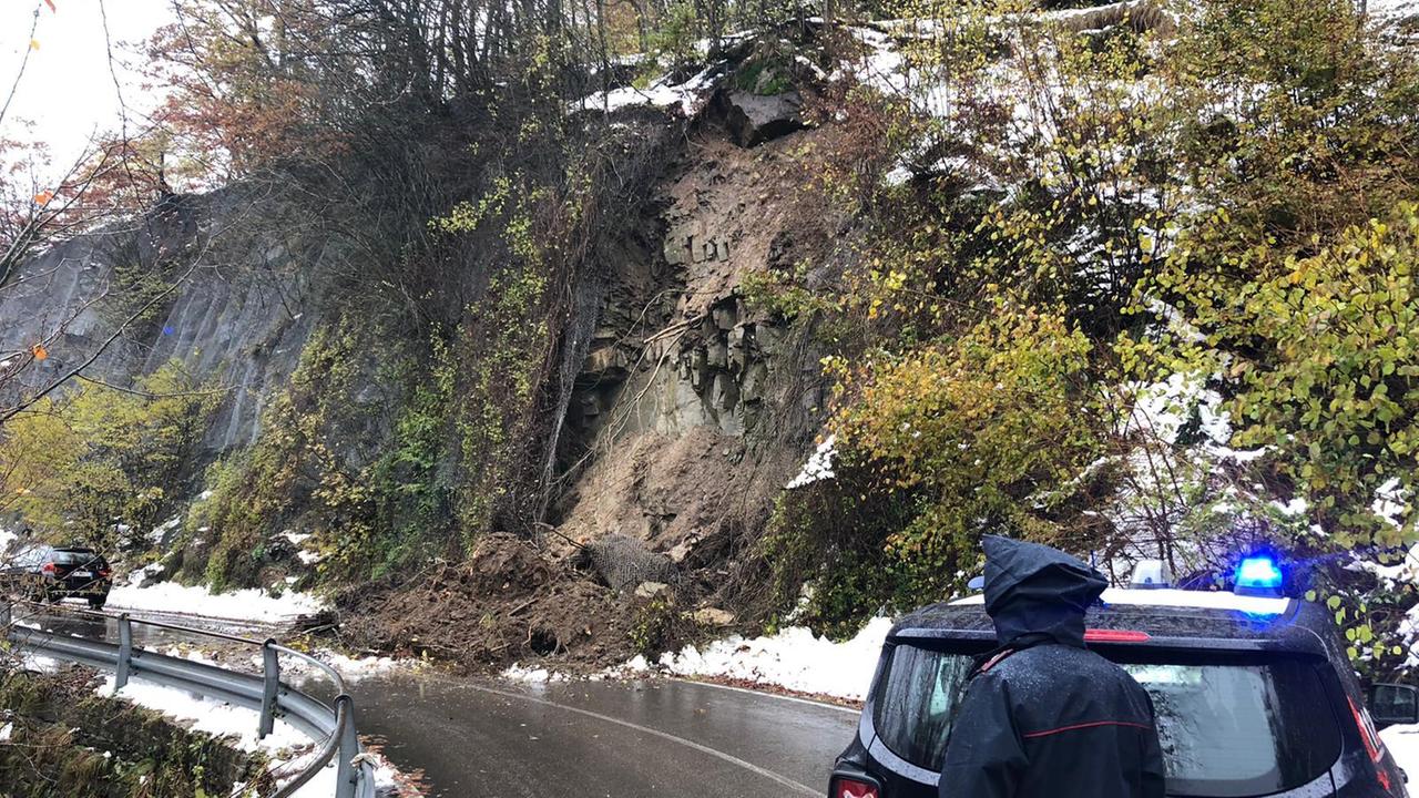 Maltempo, la statale 63 chiusa al Cerreto per uno smottamento