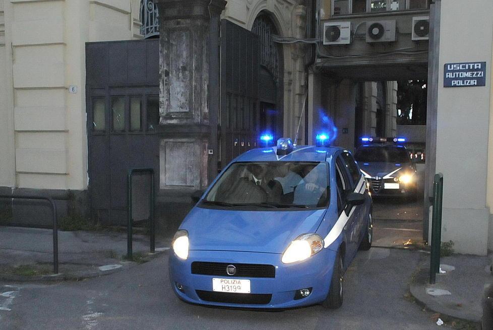 Le volanti della polizia in uscita dalla questura (foto d’archivio)