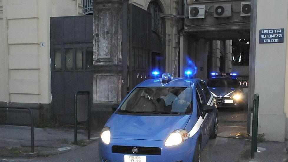 Le volanti della polizia in uscita dalla questura (foto d’archivio)