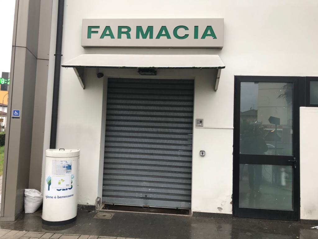 La farmacia dove è stato trovato il cadavere della neonata (foto Mario Neri)