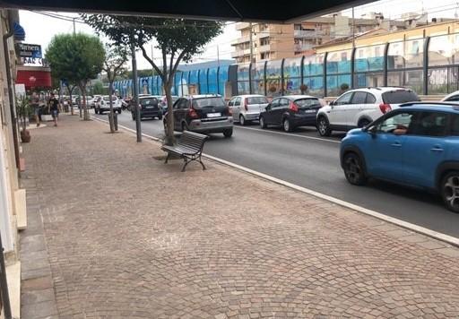 I residenti di Rosignano rivogliono la strada: «Via il cordolo della ciclabile»