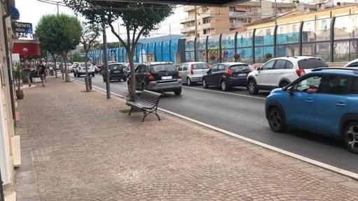 I residenti di Rosignano rivogliono la strada: «Via il cordolo della ciclabile»