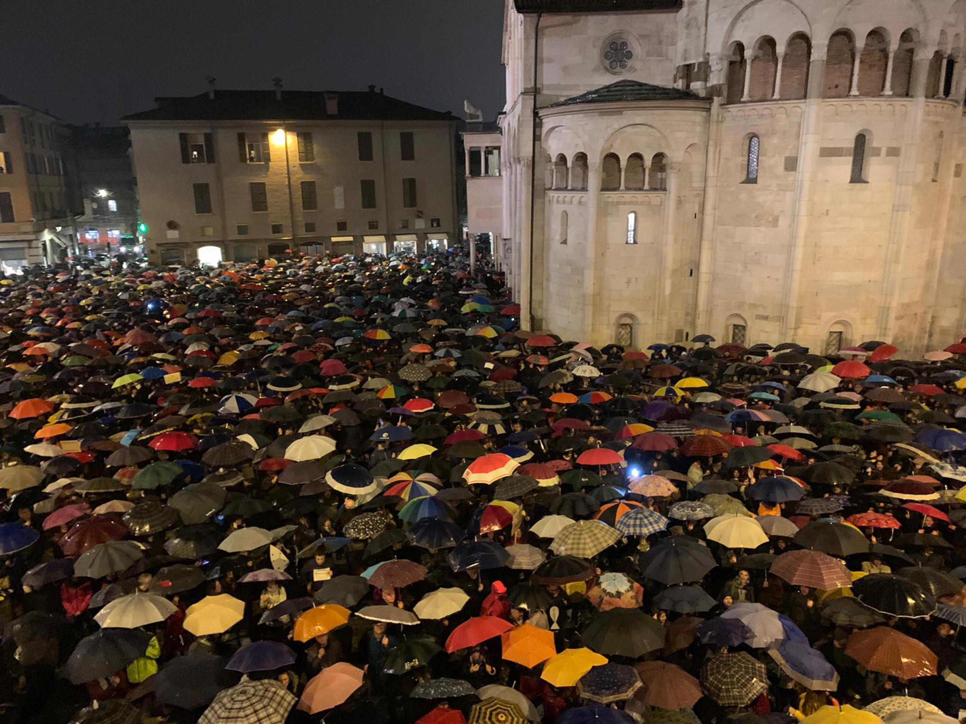 Le "sardine" a Modena