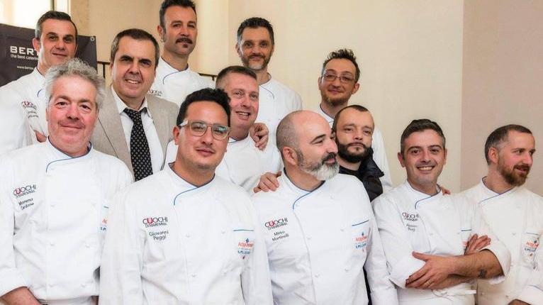 Una bella foto di gruppo dei Cuochi di Maremma