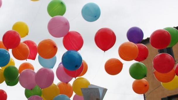 Centinaia di palloncini per Jasmin