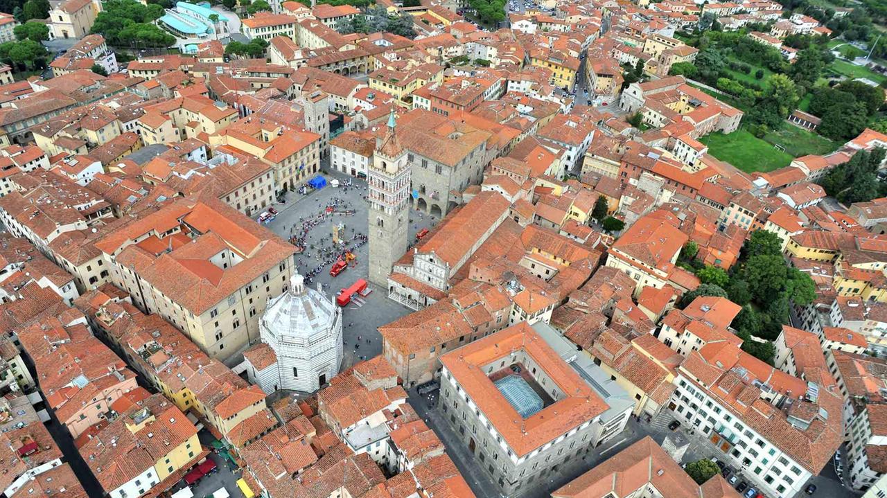 Una veduta aerea del centro di Pistoia (foto Lorenzo Gori)