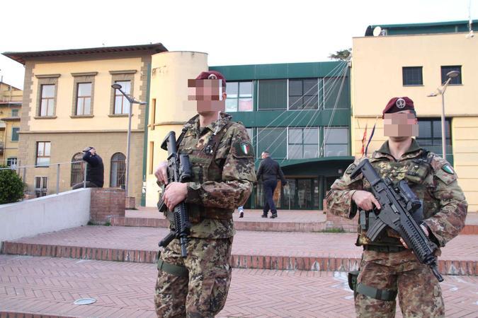 Due paracadutisti in servizio a Prato (foto d'archivio)