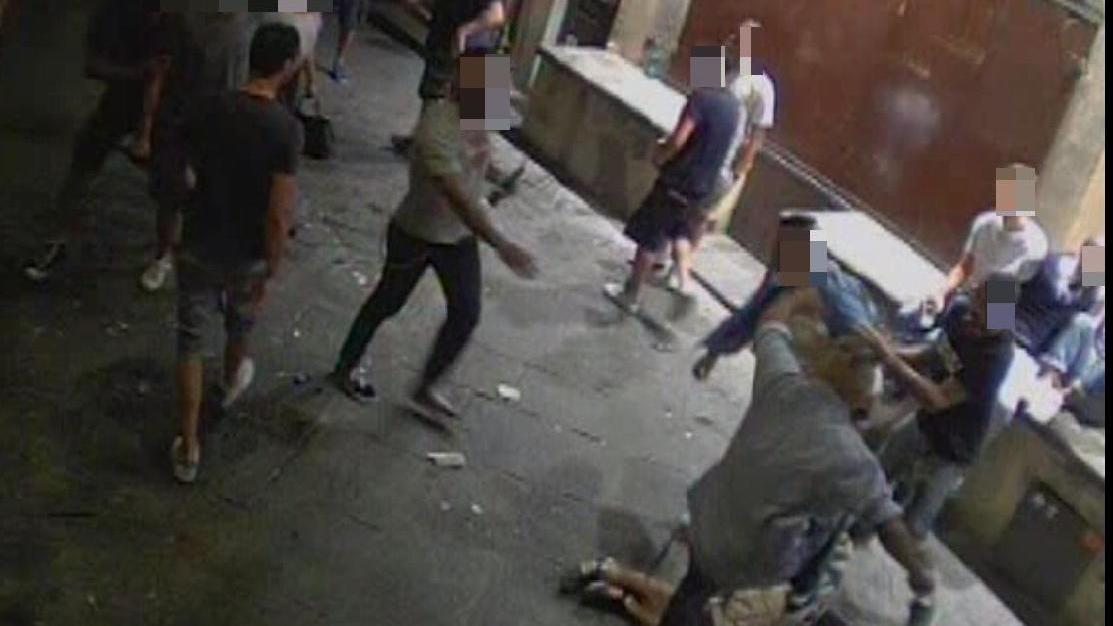 Un fotogramma del video della rissa sulla Sala