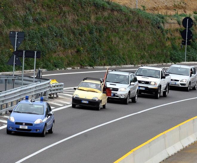 «Noi, crocifissi da Poste» La rabbia sfila sulla Senese 