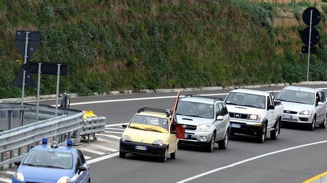 «Noi, crocifissi da Poste» La rabbia sfila sulla Senese