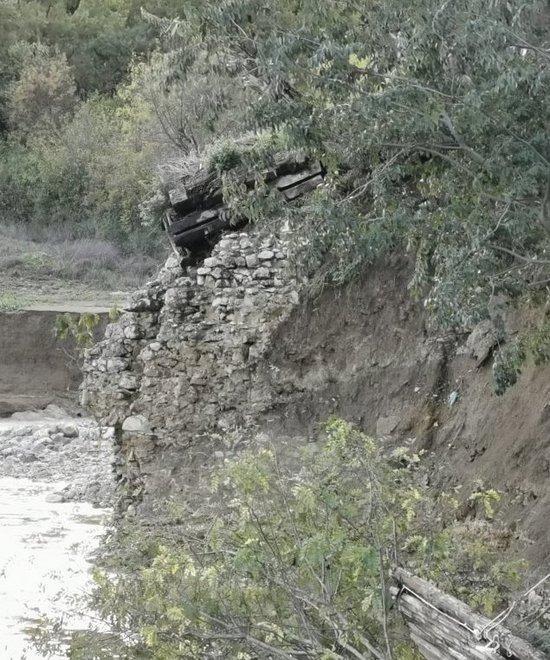 La piena svela un antico ponte