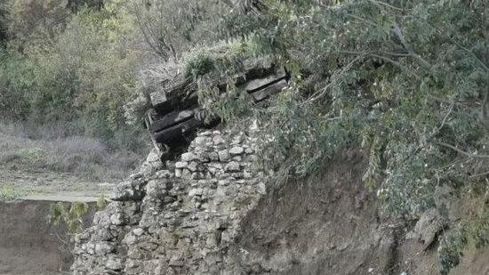 La piena svela un antico ponte