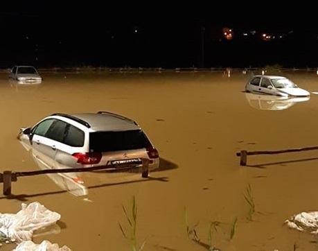 Auto alluvionate nel parcheggio della Conad