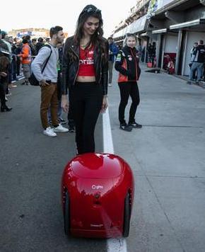 Il robot Piaggio diventa (Red) contro l’Aids