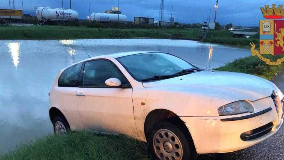 Si addormenta dentro l’auto in bilico su un canale