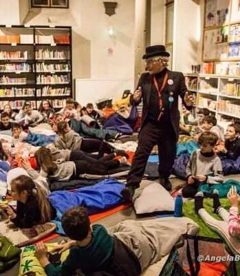 Col sacco a pelo in biblioteca