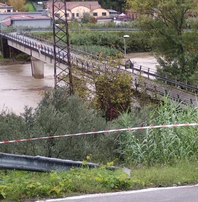 Riaperto al traffico il ponte di Camaioni