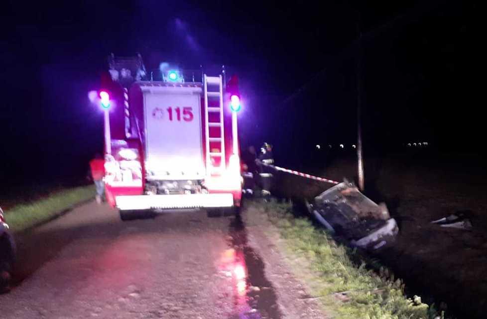 Auto capotta nel fossato