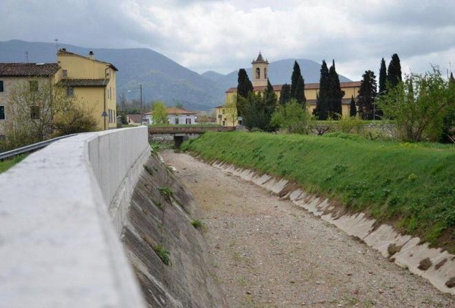 Un muro più alto per difendere le case dal rio Contesora 