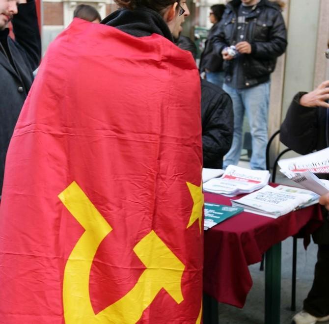 Zuppa del partigiano e inni rivoluzionari I comunisti si ritrovano alla “cena rossa” 