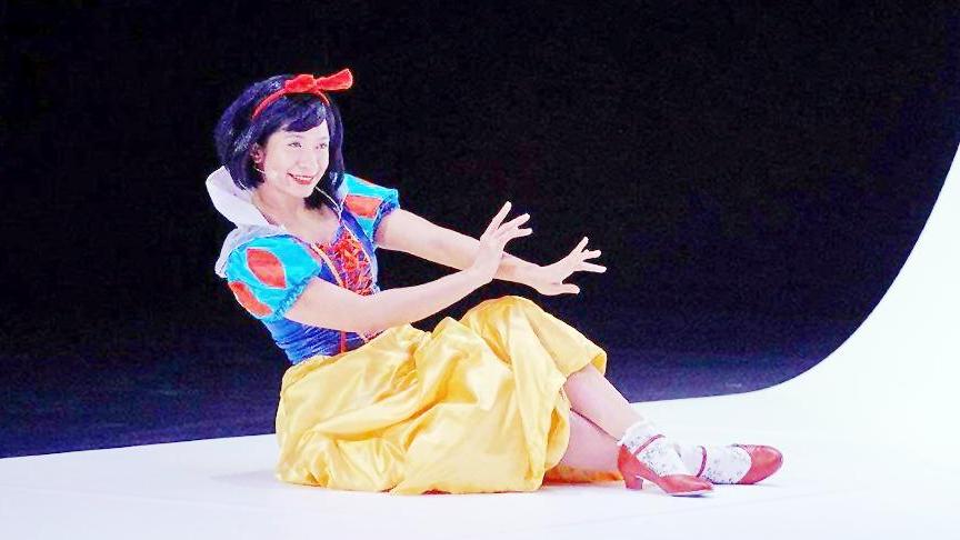 Eisa Jocson svela l’inganno del favoloso mondo Disney