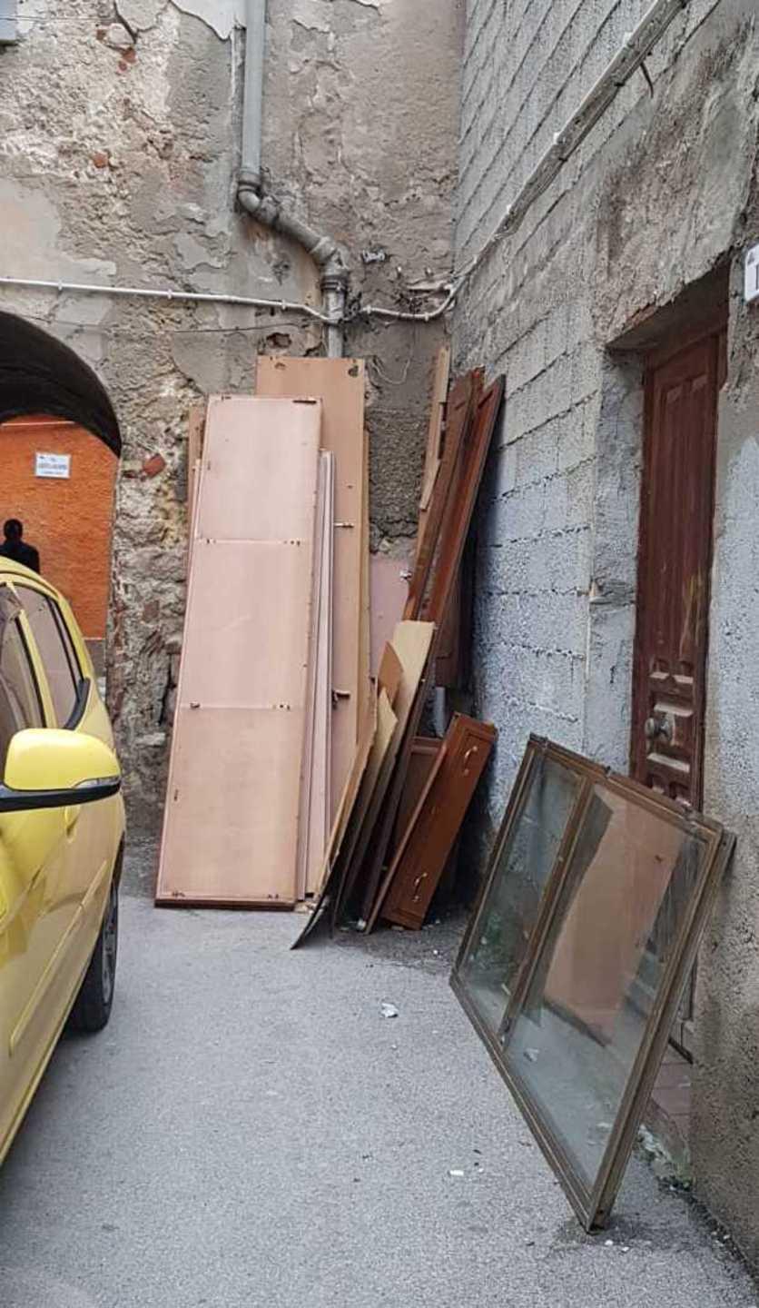 San Donato è una discarica «Puliamo le strade da soli» 