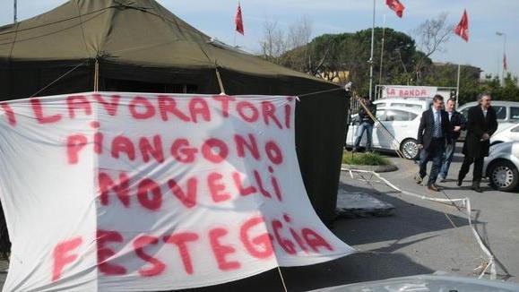 Sotto la tenda niente festa per chi lotta per il lavoro