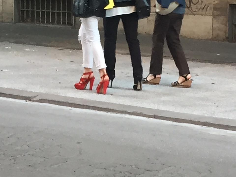 La foto apparsa su un profilo Facebook sotto la quale i commenti degenerarono