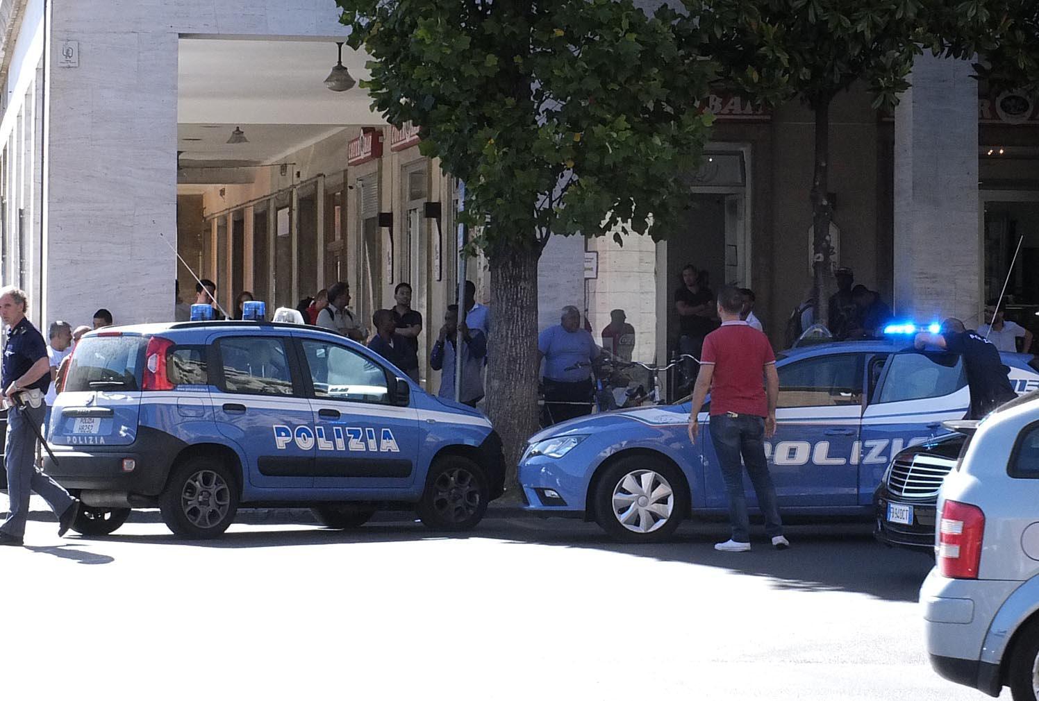 Polizia alla stazione