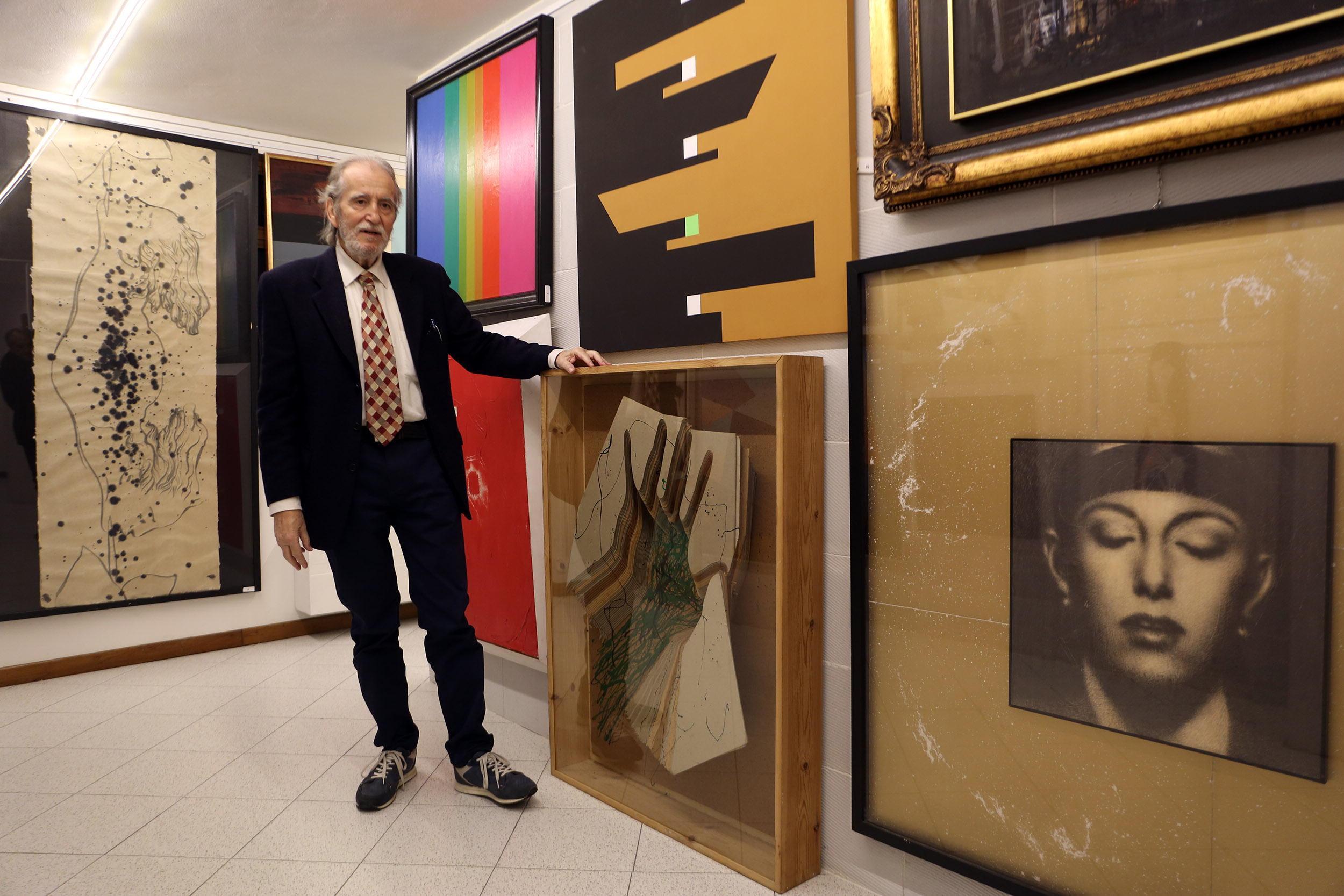 Paolo Fabiani accanto ad alcune delle opere che saranno battute all'asta
