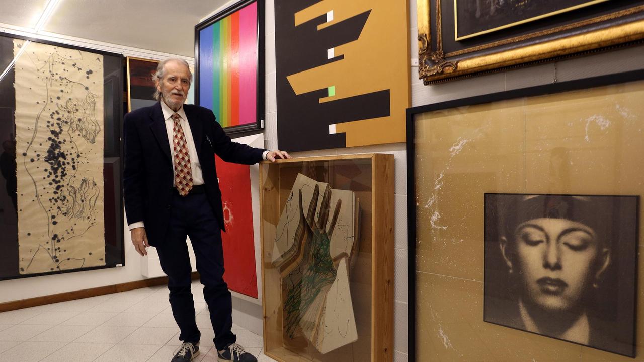Paolo Fabiani accanto ad alcune delle opere che saranno battute all'asta