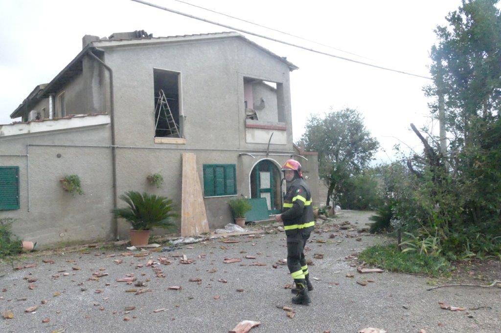 Una delle case distrutte dalla tromba d'aria