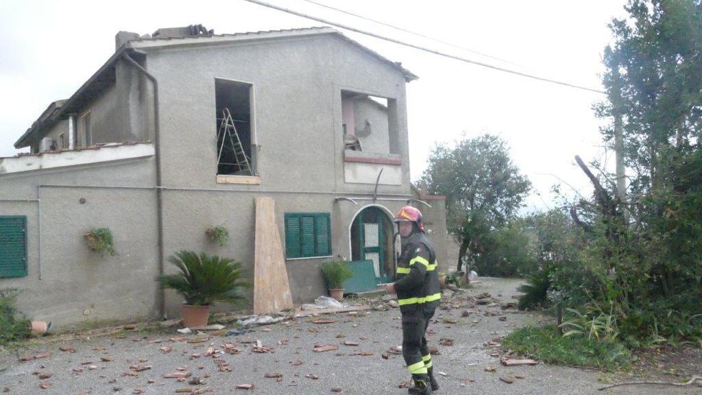 Una delle case distrutte dalla tromba d'aria