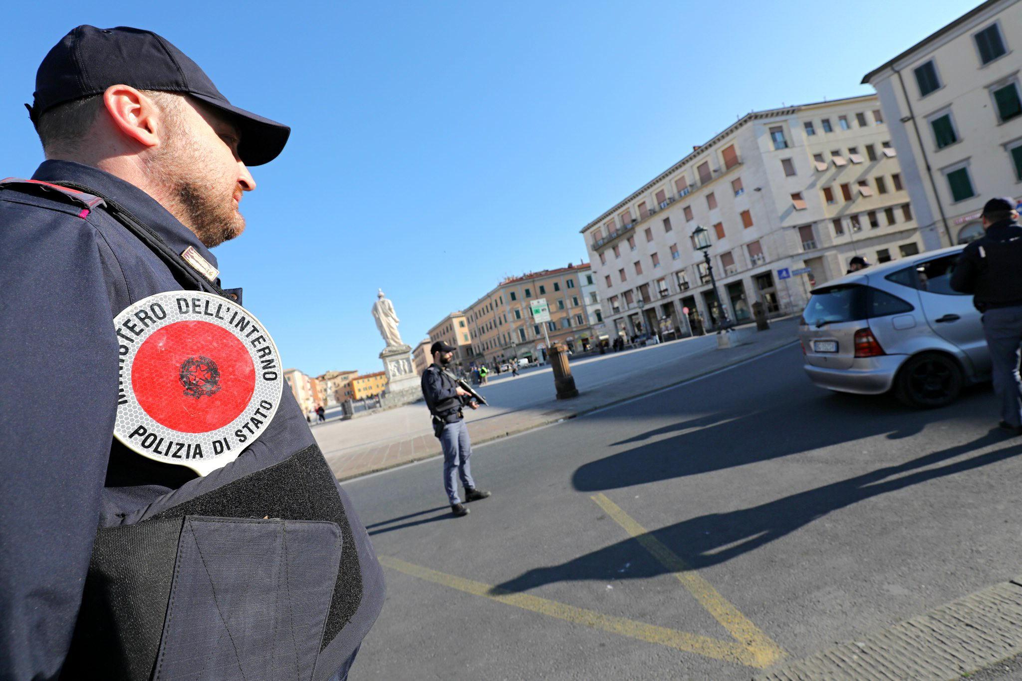 Un poliziotto della questura di Livorno (foto d'archivio)
