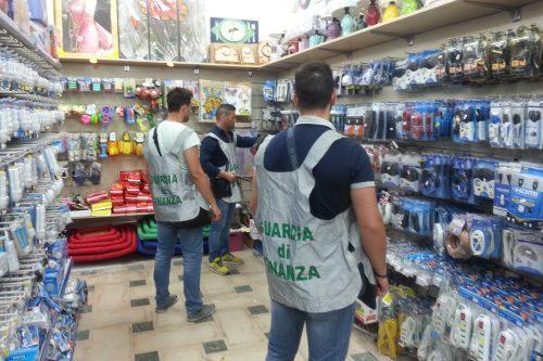 Militari della Guardia di finanza durante un'operazione di controllo (foto d'archivio)