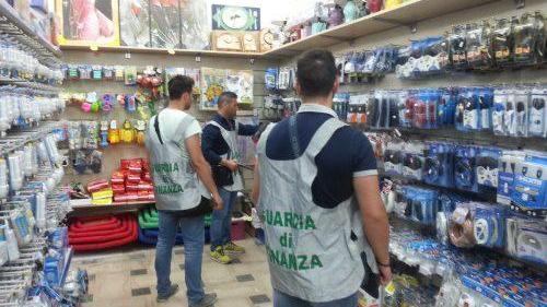 Militari della Guardia di finanza durante un'operazione di controllo (foto d'archivio)
