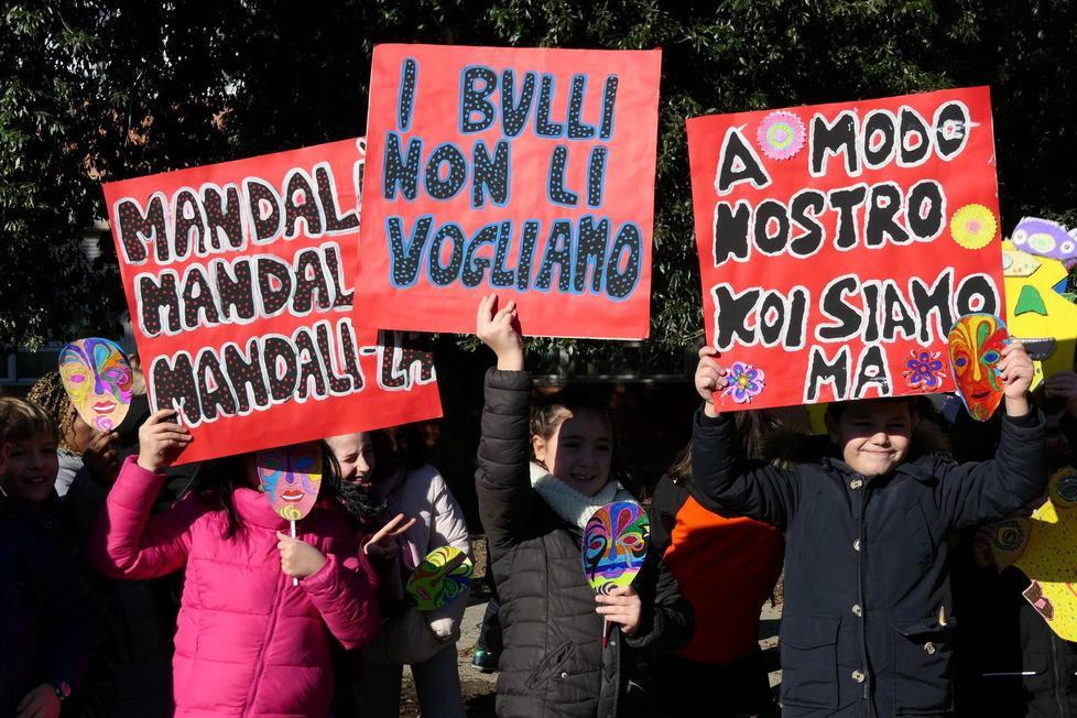 Offesa e derisa, a 12 anni si tagliava con le lamette 