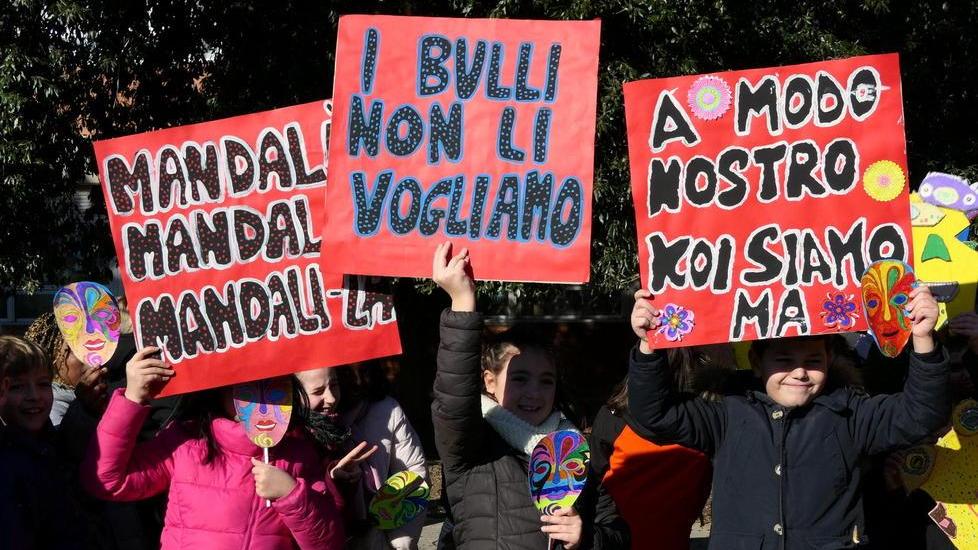Offesa e derisa, a 12 anni si tagliava con le lamette